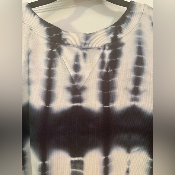 Who what wear tie dye puff sleeve sweatshirt - Picture 2 of 3